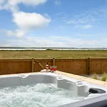 Casa vacanze Uniquely Located Wooden By The Sea - Sj1 *