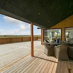 Uniquely Located Wooden By The Sea - Sj1 Harboør