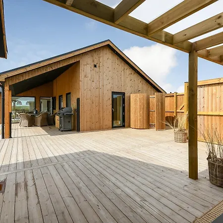 Vakantiehuis Uniquely Located Wooden By The Sea - Sj1 Harboør