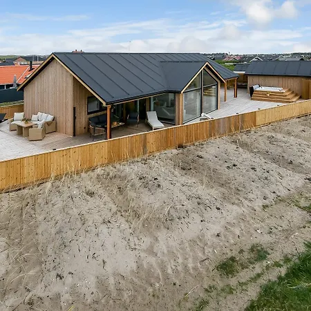 Vakantiehuis Uniquely Located Wooden By The Sea - Sj1 *