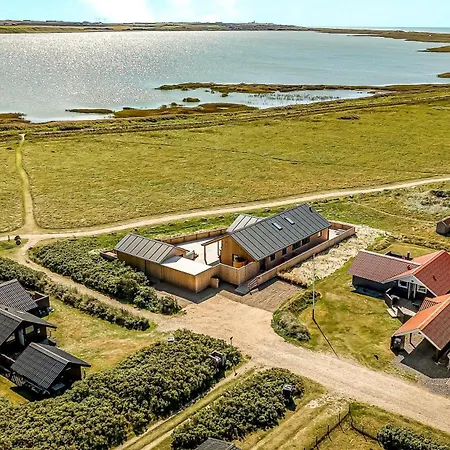 Vakantiehuis Uniquely Located Wooden By The Sea - Sj1