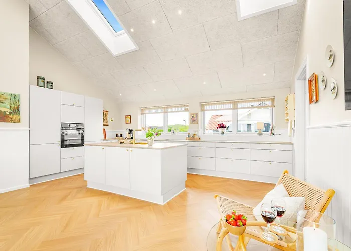 Uniquely Located Wooden By The Sea - Sj1 *