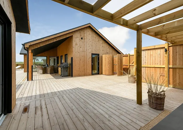 Vakantiehuis Uniquely Located Wooden By The Sea - Sj1 Harboør