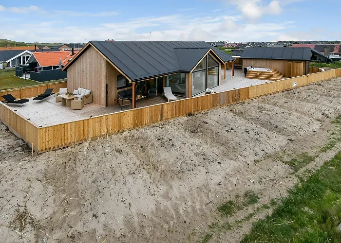 Vakantiehuis Uniquely Located Wooden By The Sea - Sj1 *