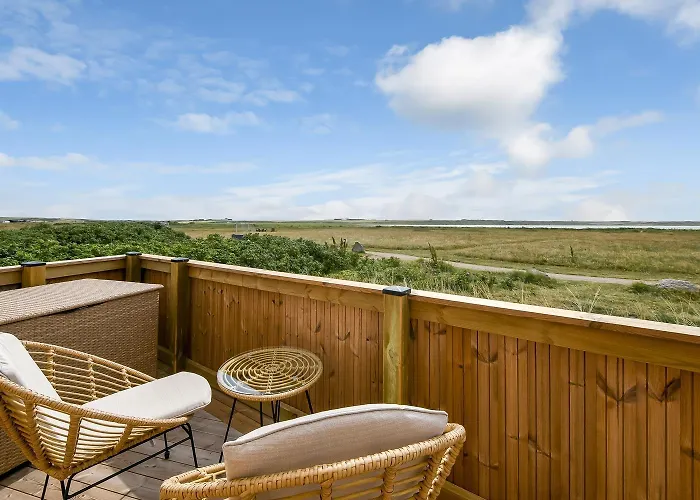 Uniquely Located Wooden By The Sea - Sj1 Harboør