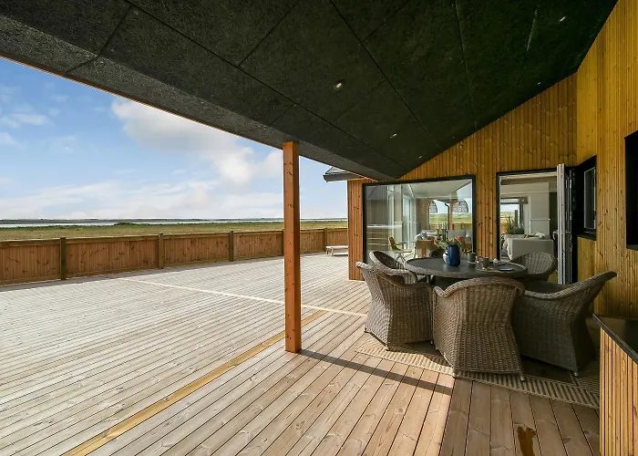 Uniquely Located Wooden By The Sea - Sj1 Harboør