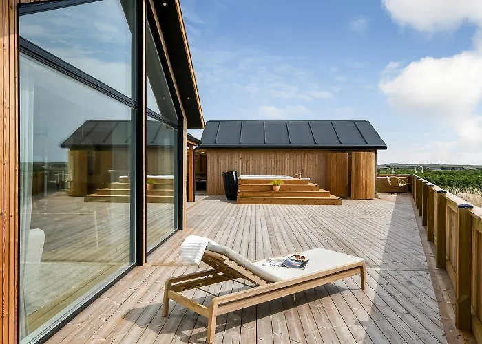 Vakantiehuis Uniquely Located Wooden By The Sea - Sj1