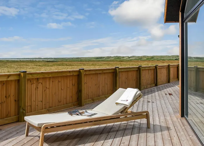 Vakantiehuis Uniquely Located Wooden By The Sea - Sj1