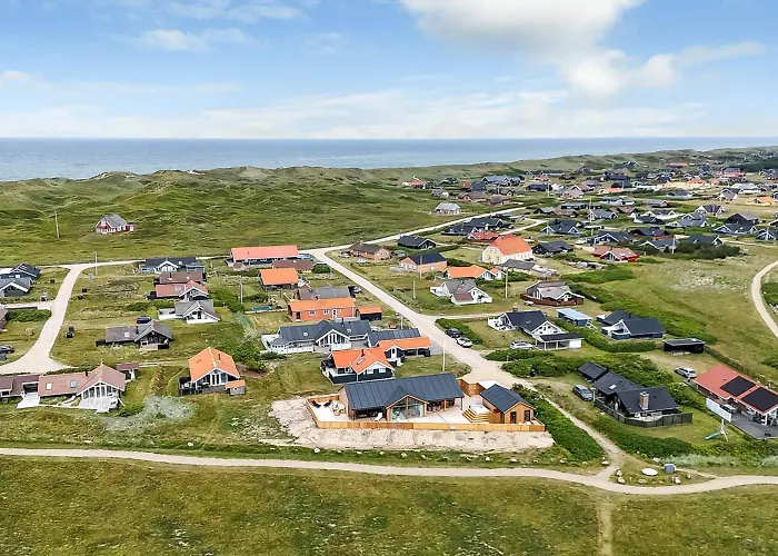 Vakantiehuis Uniquely Located Wooden By The Sea - Sj1 Harboør