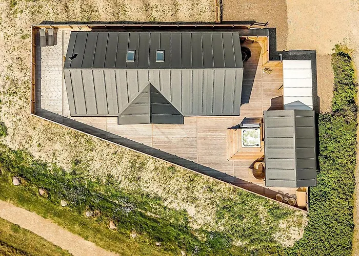 Vakantiehuis Uniquely Located Wooden By The Sea - Sj1