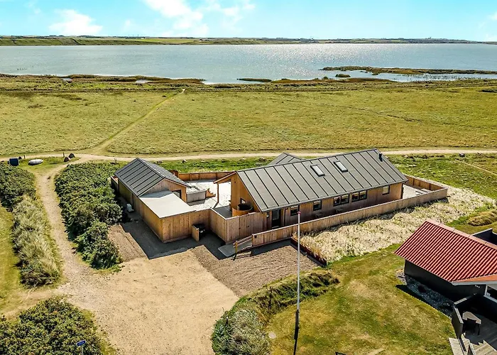 Uniquely Located Wooden By The Sea - Sj1 Harboør